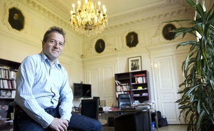 Martin Hirsch dans son bureau de l'AP- HP le 17 mai 2014.
