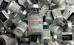 Pour de nombreux internautes, sept doses de vaccin anti Covid-19 par personne sont prévues. (Illustration)