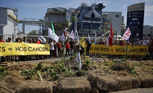 Plusieurs organisations dont Attac, la Confédération Paysanne et les Amis de la terre bloquent l'usine de Bayer-Monsanto dans les Landes, à la veille du G7.