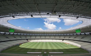 Grâce à la proximité du stade de football flambant neuf de la ville brésilienne de Fortaleza (nord-est), le restaurant informel qu'Antonia de Sousa Oliveira a monté dans la cour de sa maison a de plus en plus de clients et un programme de micro-crédit de la banque publique du Banco do Nordeste lui permet de faire prospérer son affaire.