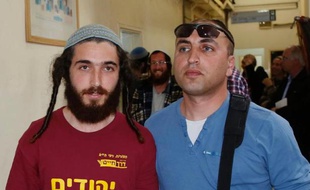 L'un des colons soupçonnés d'actes de vandalisme contre un poste militaire près de Yitzhar commis le 8 avril 2014, conduit devant le tribunal de Jerusalem le 10 avril 2014
