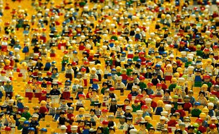 Illustration d'une foule en Lego.