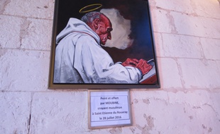 Le portrait du père Jacques Hamel à l'église de Saint-Etienne-du-Rouvray.