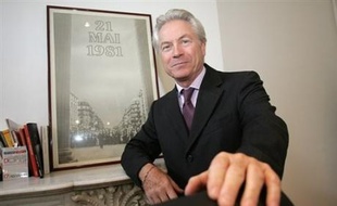Eugène Caselli, président de la fédération socialiste des Bouches-du-Rhône, a été élu jeudi à la surprise générale président de la communauté urbaine de Marseille qui regroupe 18 communes, succédant à l'UMP Jean-Claude Gaudin qui ne se représentait pas.