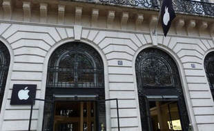 L'Apple store d'opéra, le jour de l'annonce du décès de Steve Jobs.