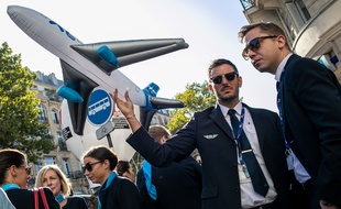 Rassemblement de salariés de XL Airways pour protester contre le dépôt de bilan, le 23 septembre 2019, à Paris.