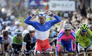 Le champion de France Nacer Bouhanni (FDJ), porteur du maillot jaune de leader dans Paris-Nice, a chuté mardi au cours de la 2e étape, entre Vimory et Cérilly (centre de la France), et a dû abandonner la course.