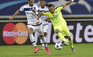 Maxime Gonalons (à gauche) en duel avec Danijel Milicevic, le buteur gantois.