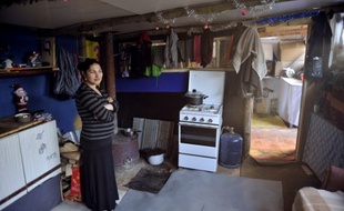 Une jeune femme rom enceinte, le 13 février 2013 à Ris-Orangis.