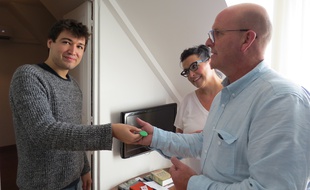 Jacques Lavie, de Bnblord, remet les clés d'un appartement loué sur Airbnb à Marcus et sa compagne.