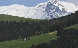 Le sommet du Mont-Blanc. au lac de Javen (1.397 m), à Megève.