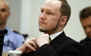 Inspections corporelles quotidiennes, café froid et censure de sa correspondance: le tueur Anders Behring Breivik estime ses conditions de détention "inhumaines", ressort-il des extraits d'une lettre publiés vendredi.