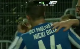 L'attaquant danois Nicki Bille Nielsen boit une bière après avoir marqué, le 28 septembre 2015.