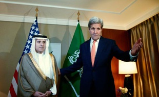 Le secrétaire d'Etat américain John Kerry (d) et le ministre saoudien des Affaires étrangères Adel al-Jubeir, à Genève le 2 mai 2016