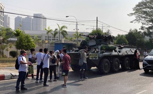 Des manifestants contre le coup d'Etat devant un char de l’armée, à Rangoun le 15 février 2021.