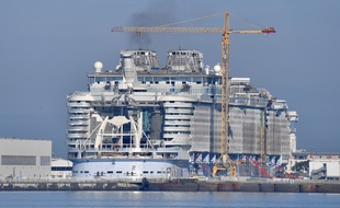 Le paquebot Symphony of the seas en cours de construction aux chantiers navals de Saint-Nazaire.