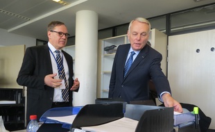 Jean-Marc Ayrault au service d'Etat civil de Nantes