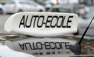 Illustration d'une voiture auto-école.
