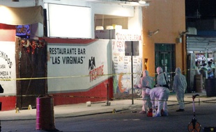 La police recueille des indices dans le bar où six personnes ont perdu la vie lors d'une fusillade, le 6 janvier 2019 à Playa del Carmen (Mexique).