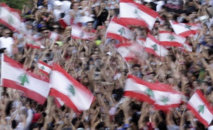 Des manifestants anti-gouvernement agitent des drapeaux du Liban, à Beyrouth, le 19 octobre 2019.
