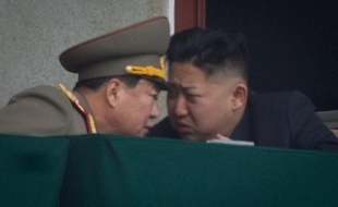 En limogeant plusieurs hauts militaires, le jeune dirigeant de Corée du Nord veut reprendre le contrôle sur une armée pléthorique et très puissante, un geste qui pourrait précéder des tentatives de réformes économiques, comme l'encourage à le faire la Chine, estiment les analystes.