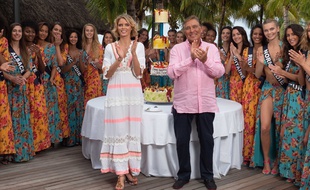 Sylvie Tellier, Jean-Pierre Foucault et une partie des candidates de Miss France 2019, à l'île Maurice, le 26 novembre 2018.