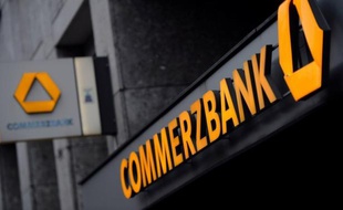 La deuxième banque allemande, Commerzbank, a annoncé mercredi une augmentation de capital de 2,5 milliards d'euros pour s'affranchir des participations silencieuses restantes de l'Etat fédéral et de l'assureur Allianz dans son capital, faisant plonger son titre en Bourse.