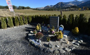 Vue de la pierre posée en hommage aux victimes du crash de la Germanwings, le 24 mars 2015 au Vernet