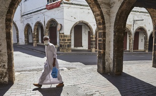 Un homme masqué dans une rue de Casablanca (Maroc), le 23 mai 2020.