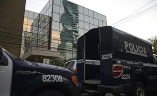 Des voitures de police devant siège de la société Mossack le 12 avril 2016 à Panama