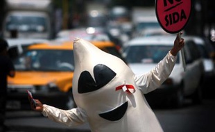 Un acteur déguisé en préservatif sensibilise la population lors de la journée mondiale de lutte contre le sida, Lima, Pérou, le 1er décembre 2008.