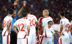 Les joueurs tunisiens et l'arbitre de leur quart de finale de la CAN 2015, le 31 janvier 2015.