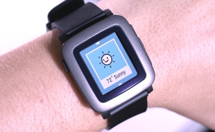 La montre Pebble Time, dévoilée le 24 février 2015.