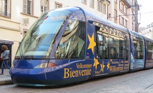 Strasbourg, le 8 septembre 2015 - Un tramway siglé aux couleurs de l'Europe à Strasbourg.