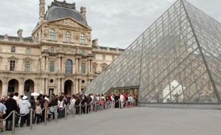 File d'attente de visiteurs à l'entrée du musée du Louvre à Paris