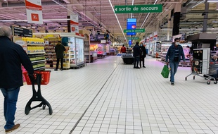 Les allées d'une grande surface clairsemées à Bordeaux.