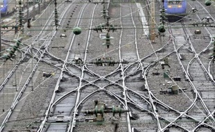 Un homme d'une vingtaine d'années a été tué et un autre gravement blessé samedi, percutés par un train express régional alors qu'ils se trouvaient sur les voies, à Saint-Herblain, près de Nantes, a-t-on appris auprès des pompiers.