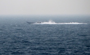 Illustration d'un bateau opérant un « go fast ».