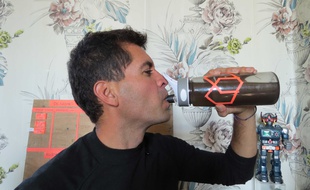 Mauricio Cordova veut créer une gourde filtrant l'eau sale et ne coûtant qu'un dollar pièce.