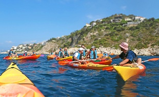 Des groupes de 12 personnes, au maximum, sont emmenés sur des kayaks.