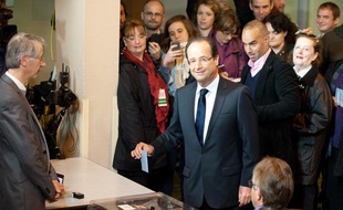 Tulle (correze), 6 mai 2012. - Vote de Francois Hollande a Tulle. - Photo : Sebastien Ortola