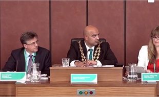 Le maire d'Oldham, une ville anglaise, n'a pas "imposé" une "prière musulmane" pendant un conseil municipal.