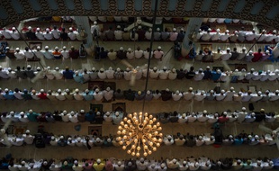 Moment de prière pendant le ramadan, au Bangladesh (mai 2019).