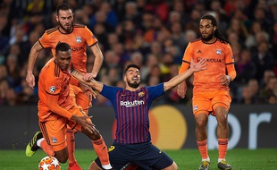 Luis Suarez réclamant une faute... pour changer.