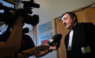 Philippe Vouland, avocat de Nordine Achouri, parle à la presse le 16 septembre 2015 avant une audience au tribunal de Marseille pendant le procès de 28 membres d'un trafic de stupéfiants originaire de La Castellane