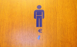 Illustration: la porte des toilettes.