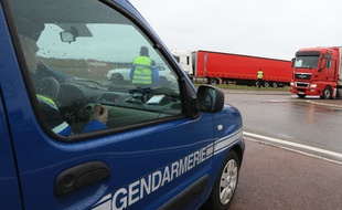 Illustration. Contrôle de la gendarmerie sur une route départementale.