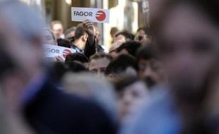Des ouvriers des fabricants espagnols d'électroménager Fagor et Edesa prostestent devant le Parlement basque à Vitoria, le 6 novembre 2013