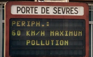 un panneau annonce la limitation de vitesse sur le boulevard périphérique, le 10 août à Paris, à cause du pic de pollution par l'ozone atteint pour la troisième journée consécutive dans la capitale, due à la chaleur et aux gaz d'échappement des véhicules. Le vice-président du Conseil régional d'Ile-de-France chargé de l'environnement, Alain Rist, a aussi demandé à la RATP te à la SNCF d'accroître l'offre de transports en commun.