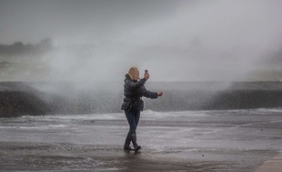 Illustration d'un comportement «inconscient» lors de la tempête Ciara, le 9 février 2020. Ici, à Portsmouth, en Grande-Bretagne.